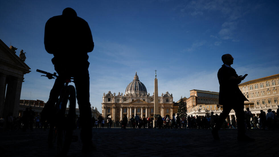 The faithful gather in St. Peter's Square after former pope Benedict died at the Vatican, December 31, 2022. 