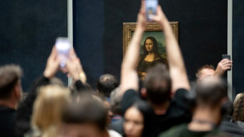 Some 20,000 people per day come to see the Mona Lisa