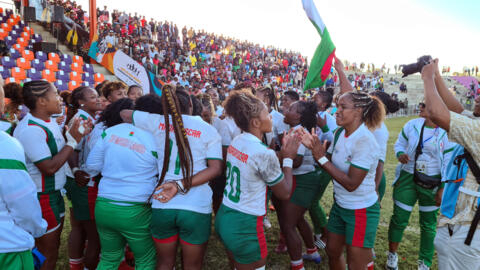 Madagascar, le 12 mai 2024: Battues par l'équipe d'Afrique du Sud mais heureuses, Les Ladies Makis célébrant leur qualification à la WXV3 (en septembre 2024 à Dubaï) sur la pelouse du Stade Makis d'Andohatapenaka, après leur match.