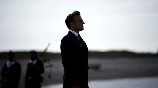 Le président français Emmanuel Macron lors d'une cérémonie de commémorations de l'appel du 18 juin 1940, sur l'île de Sein en Bretagne, le 18 juin 2024.