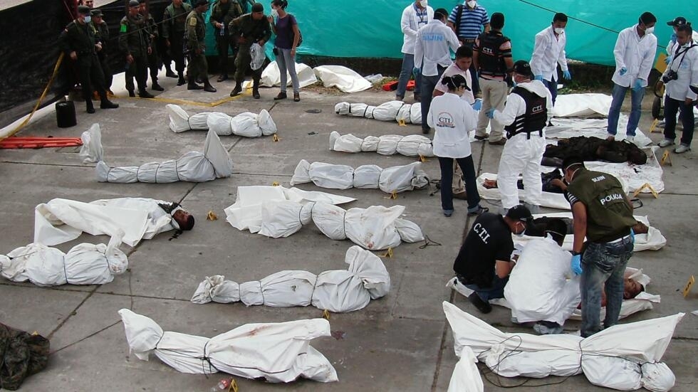 La police colombienne inspecte les corps des membres présumés des FARC à Puerto Asis, le 19 septembre 2010.
