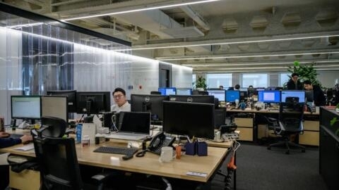 Des Sud-Coréens au travail dans les bureaux de Hyundai Card à Séoul en avril 2020.