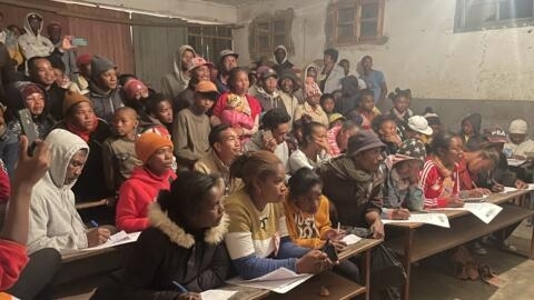 Dans ce bureau de vote, le dépouillement des bulletins pour les législatives malgaches a lieu en présence de nombreux électeurs, le 29 mai 2024 à Antananarivo.