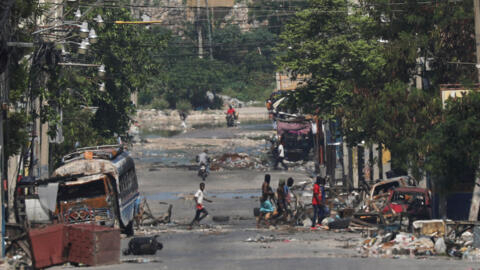 Des membres de gangs armés marchent dans les rues près du palais présidentiel. Port-au-Prince, Haïti, le 23 avril 2024.