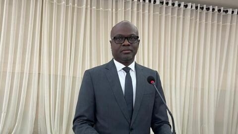 Le 15 mai 2024, le ministre béninois de l'Énergie et des mines, Samou Seidou Adambi, lors d'un point presse au ministère des Affaires étrangères sur l'oléoduc Bénin Niger
