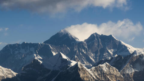 Mwaka jana, zaidi ya watu 600 walifanikiwa kufika kwenye kilele cha mlima Everest, vifo 18 vikiripotiwa