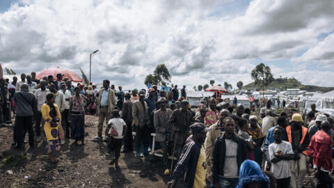 [Image d'illustration] Des personnes déplacées par la guerre se rassemblant pour regarder une délégation de responsables de l'ONU visiter le camp de déplacés de Bulengo, près d'une ligne de front à la périphérie ouest de Goma, le 17 avril 2024.