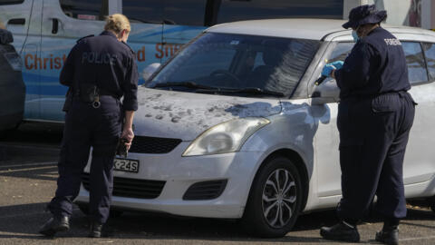 Des policières inspectent une voiture à l'extérieur de l'église du Christ Bon Pasteur, dans la banlieue de Wakely, dans l'ouest de Sydney, en Australie, le mardi 16 avril 2024.
