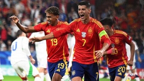 Les Espagnols Lamine Yamal et Alvaro Morata célébrant le but inscrit par leur équipe en début de seconde période contre l'Italie, le 20 juin 2024 lors de l'Euro en Allemagne à Gelsenkirchen.