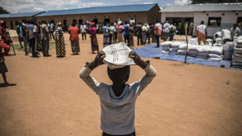 Awali baadhi ya raia wa Zambia wakisubiri msaada wa chakula kutoka wa WFP.  (Photo by Guillem Sartorio / AFP)