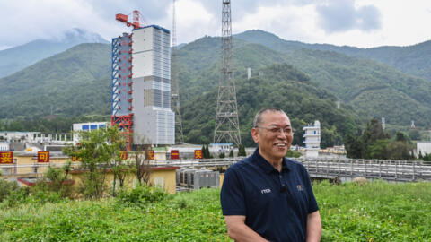 Wei Jianyan, chercheur principal de la mission du satellite franco-chinois Space Variable Objects Monitor (SVOM), s'adresse aux journalistes sur le site de lancement à Xichang, dans la province chinoise du Sichuan (sud-ouest), le 21 juin 2024.