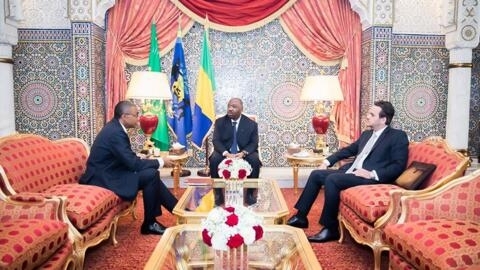 Le président gabonais Ali Bongo entouré du secrétaire général de la présidence Jean-Yves Teale (à gauche) et de son directeur de cabinet Brice Laccruche Alihanga (à droite) à Libreville, en février 2019.