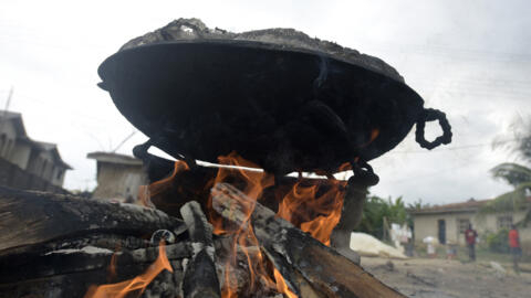 Le bois de chauffage génère de la chaleur pour cuire les aliments à Ibafo, dans l'État d'Ogun, le 22 août 2015 (image d'illustration).