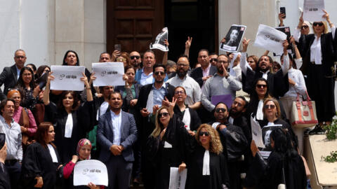 Des avocats dans l’enceinte même du tribunal de première instance de Tunis pour protester contre l’arrestation de leur consœur, Me Sonia Dahmani, le 13 mai 2024.