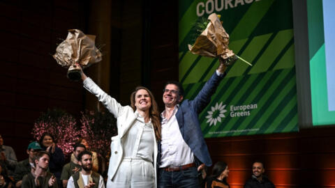 L'écologiste allemande Terry Reintke (à gauche) et le Néerlandais Bas Eickhout (à droite), après avoir remporté l'élection pour la tête de liste des Verts européens à Lyon le 3 février 2024.