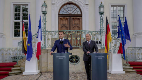 Emmanuel Macron et Olaf Scholz assistent à une conférence de presse à la maison d'hôtes du gouvernement allemand à Meseberg, au nord de Berlin, en Allemagne, ce mardi 28 mai 2024.