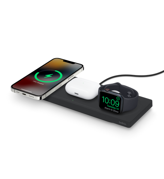 Med den trådlösa 3-i-1-laddningsplattan Belkin Boost Charge Pro med MagSafe kan du ladda en iPhone, ett trådlöst laddningsetui för AirPods och en Apple Watch samtidigt.