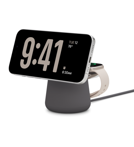Belkin Boost Charge Pro 2-i-1 trådløs ladestasjon med MagSafe i svart lader både iPhone 15 Pro i hvitt titan og Apple Watch Series 9 med 41 mm urkasse i stjerneskinn.