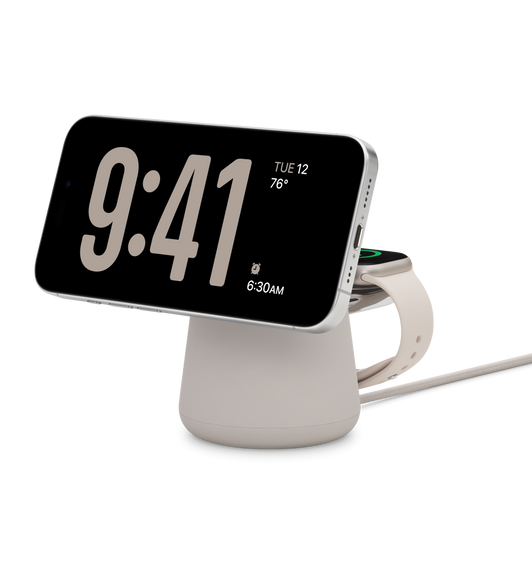 Base de carregamento wireless 2 em 1 com MagSafe Belkin Boost Charge Pro cor de areia a carregar em simultâneo um iPhone 15 Pro em titânio branco e um Apple Watch Series 9, caixa de 41 mm na cor luz das estrelas.