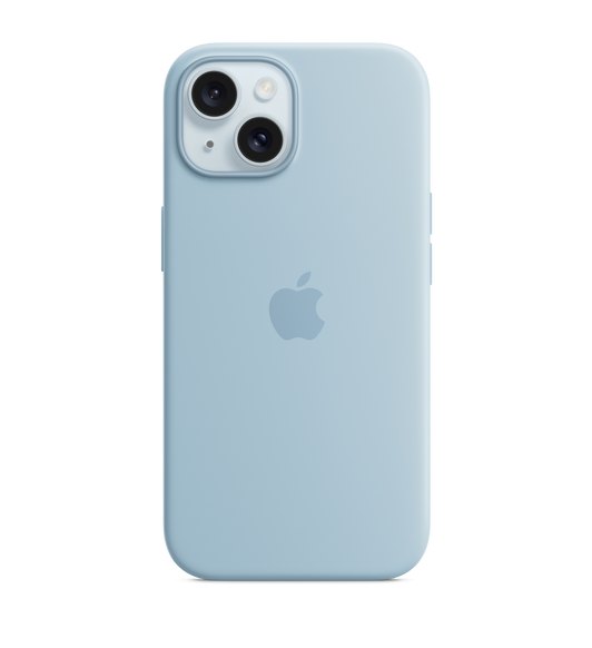 Funda de silicona con MagSafe azul claro para el iPhone 15 con el logotipo de Apple en el centro acoplada a un iPhone 15 con acabado azul. Se ve a través de la abertura para la cámara.