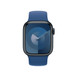 Solo Loop i havblå som viser frem urkassen og Digital Crown på en 41 mm Apple Watch.