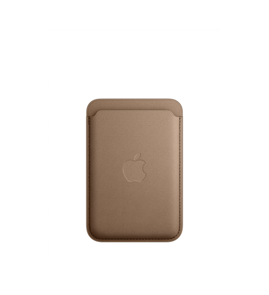 iPhone-plånbok i mullvadsbrun FineWoven med MagSafe, sedd framifrån. Kortplatsen syns högst upp och en präglad Apple-logotyp är mitt i bild.
