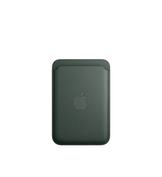 Vista anteriore del portafoglio MagSafe per iPhone in tessuto FineWoven color sempreverde, con l’apertura per inserire le carte in alto e il logo Apple al centro.