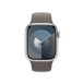 Sport Band i leire (brun) som viser Apple Watch med 41 mm urkasse og digital crown.