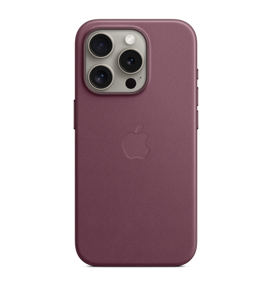Kamera kesitinden görünen, Natürel Titanyum renk iPhone 15 Pro’ya takılı, ortasında yerleşik Apple logosu bulunan, iPhone 15 Pro için MagSafe özellikli Karadut Mikro Dokuma Kılıf.