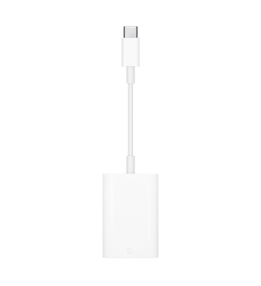 El adaptador de USB‑C a lector de tarjetas SD te permite utilizar el puerto USB‑C de tu Mac o iPad para pasar fotos y vídeos de alta resolución a velocidades UHS-II. 