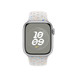 Nike Sport Band i Pure Platinum (hvit) som viser Apple Watch med 41 mm urkasse og digital crown.