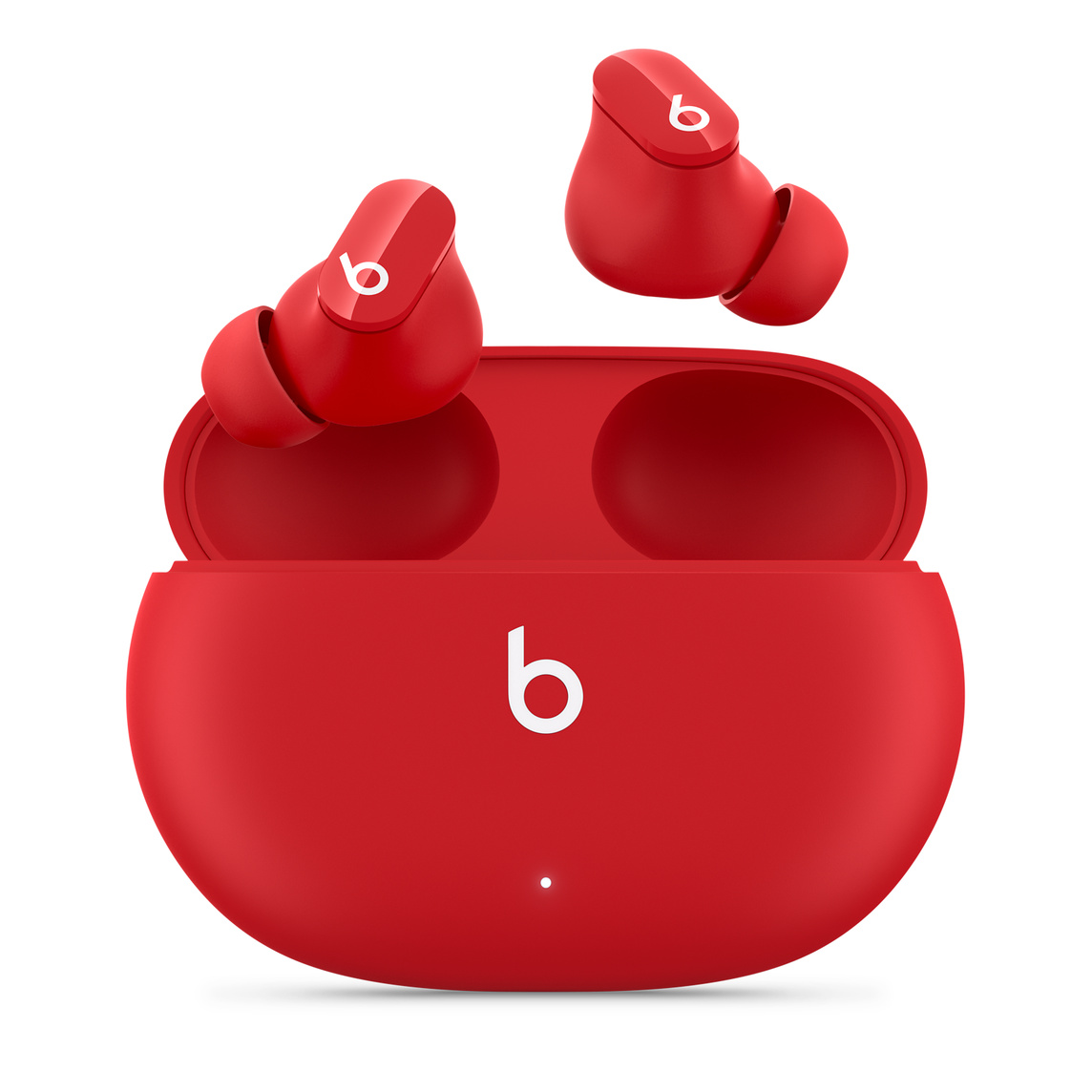 BeatsレッドのBeats Studio Buds – ワイヤレスノイズキャンセリングイヤフォン。便利な充電ケースの上に配置され、Beatsのロゴが見えている。