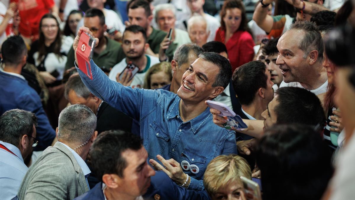El secretario general del PSOE y presidente del Gobierno, Pedro Sánchez, durante el acto de cierre de campaña en Fuenlabrada, Madrid, el 7 de junio de 2024.