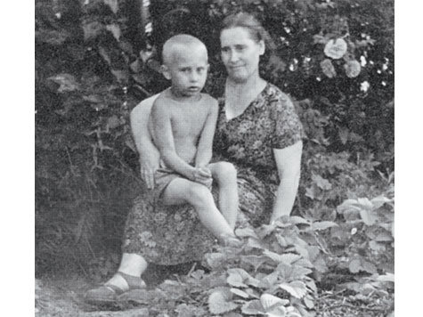 Владимир Путин с мамой