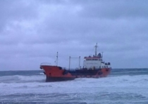 Из-за сильного ветра в Сахалинской области танкер Надежда получил пробоину в корпусе собственным якорем и был ветром выброшен на мель