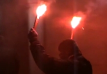  Порядка десяти украинских радикалов совершили нападение на российское посольство в Киеве в ночь на воскресенье