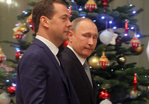 Хотя у Владимира Путина в здании правительства есть отдельный большой кабинет, он там никогда не бывает, да и в самом Белом доме появляется только раз в году — перед новогодними праздниками