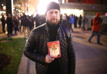 Тех любителяй искусства, которые решили во вторник вечером посетить премьеру фильма Алексея Учителя, встречал наряд не только полиции, но и православных активистов