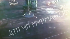 Появилось видео наезда погрузчика на рабочего в Мурманском торговом порту  