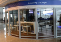 Профильный комитет Госдумы не с первого захода поддержал резонансный законопроект о возвращении курительных комнат в аэропорты и рекомендовал к принятию в первом чтении