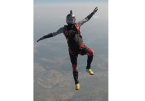 Опытный парашютист с 30-летним стажем погиб в среду в подмосковной Коломне, совершая очередной прыжок