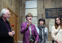 В холле «Московского комсомольца» прошла церемония открытия мемориальной доски Осипу Мандельштаму