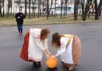 Возле посольства России в Минске прошла акция с тыквой, которую провели две белорусских девушки в национальных костюмах
