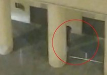 При обыске в квартире 39-летнего Евгения Манюрова, устроившего накануне стрельбу возле здания ФСБ на Лубянке, был найден оранжево-черный флаг и значки некоего Национально-освободительного движения