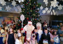 Сегодня в кукольном театре отпраздновали Новый год еще двести ребятишек, приехавших из городов и районов Марий Эл