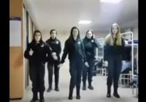В социальных сетях был размещен видеоролик, на котором курсантки Харьковского национального университета МВД танцуют под песню "Наколочки" в исполнении российской группы "Воровайки"