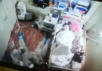 Врачи больницы в Сосновом Бору в Ленинградской области всю ночь провели рядом с пациентом с тяжелой формой ковида и уснули рядом с ним на полу