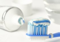 Новая публикация американских ученых в British Dental Journal показала, что коронавирус наповал убивают некоторые виды зубных паст, а также ополаскивателей для полости рта и пастилок для свежего дыхания