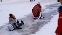 В Шуе Дед Мороз покатался с детьми с горки