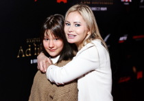На недавней столичной кинопремьере среди приглашенного бомонда была замечена телеведущая Дана Борисова, которая вышла в свет вместе с дочерью Полиной
